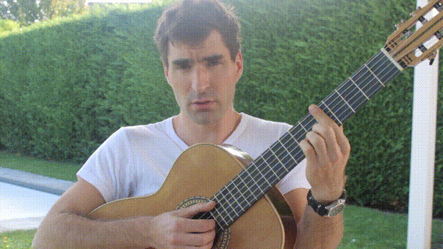 Photo de Maxime jouant de la guitare